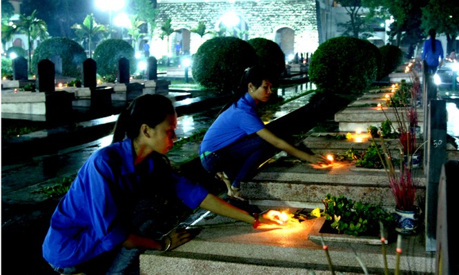Thắp nến tri ân tại nghĩa trang liệt sỹ Điện Biên - ảnh 1
