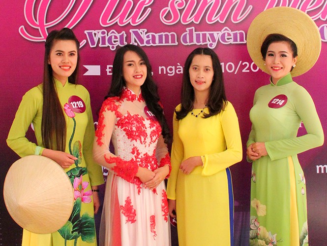 Duyên dáng nữ sinh trên xứ sở ngàn hoa Đà Lạt - ảnh 1