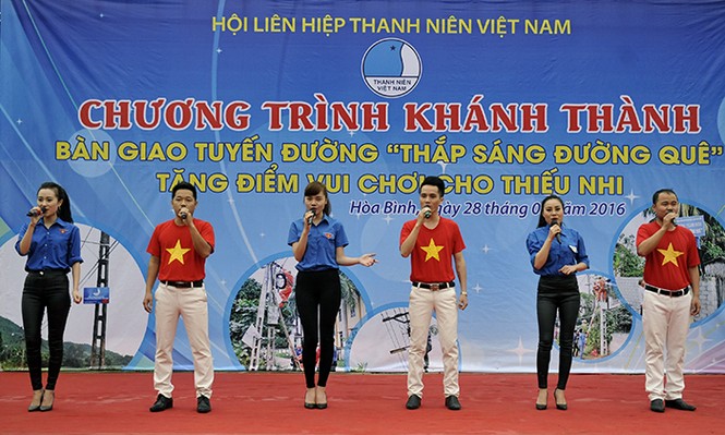 Bàn giao công trình thanh niên 'Thắp sáng đường quê' - ảnh 1