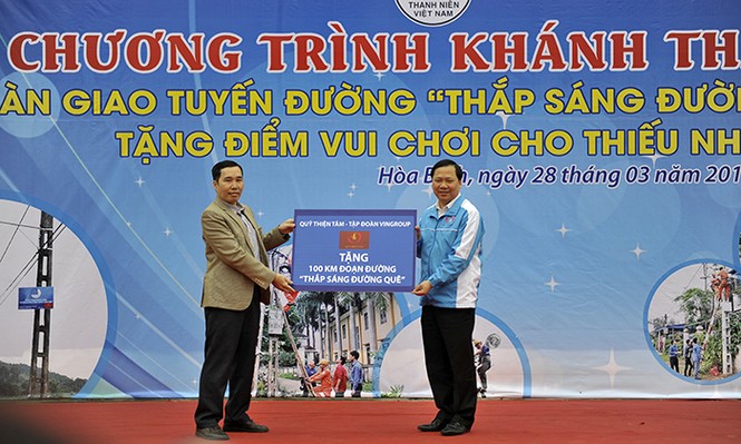 Bàn giao công trình thanh niên 'Thắp sáng đường quê' - ảnh 4