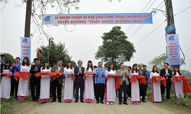 Bàn giao công trình thanh niên 'Thắp sáng đường quê' - ảnh 2