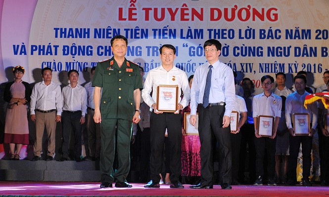Góp hơn 2.300 lá cờ cùng ngư dân bám biển - ảnh 5