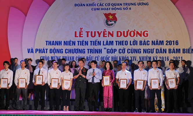 Góp hơn 2.300 lá cờ cùng ngư dân bám biển - ảnh 6