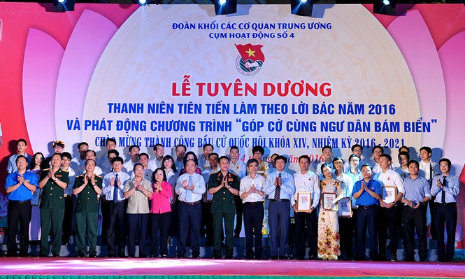 Góp hơn 2.300 lá cờ cùng ngư dân bám biển - ảnh 8