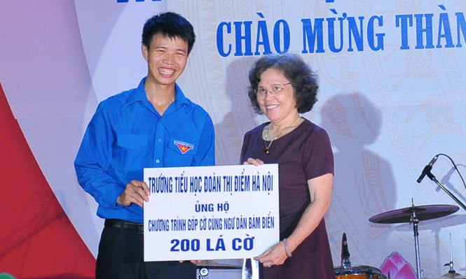 Góp hơn 2.300 lá cờ cùng ngư dân bám biển - ảnh 9