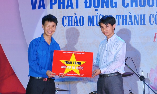 Góp hơn 2.300 lá cờ cùng ngư dân bám biển - ảnh 2