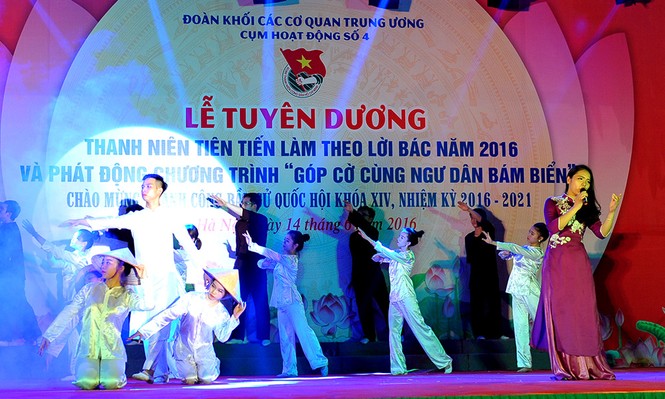 Góp hơn 2.300 lá cờ cùng ngư dân bám biển - ảnh 13