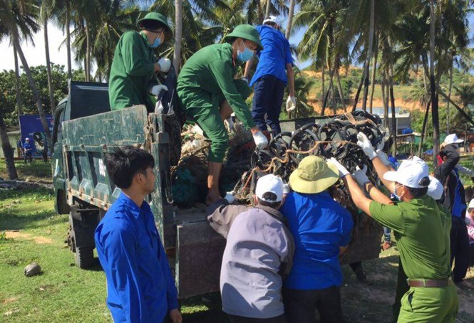 1.000 ĐVTN tham gia làm sạch bãi biển ngày Chủ nhật Xanh - ảnh 5