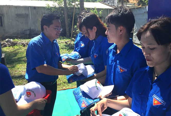 1.000 ĐVTN tham gia làm sạch bãi biển ngày Chủ nhật Xanh - ảnh 2