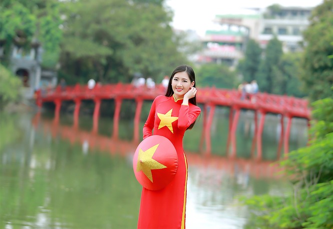 Nữ sinh khoe nét đẹp với áo dài 'Tôi yêu Tổ quốc tôi' - ảnh 16