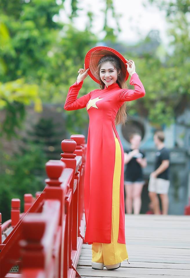 Nữ sinh khoe nét đẹp với áo dài 'Tôi yêu Tổ quốc tôi' - ảnh 7