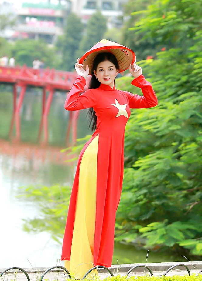 Nữ sinh khoe nét đẹp với áo dài 'Tôi yêu Tổ quốc tôi' - ảnh 17