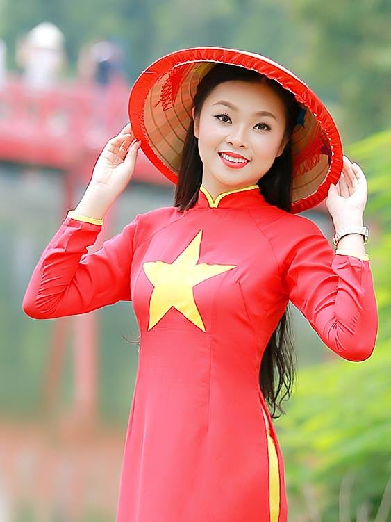 Nữ sinh khoe nét đẹp với áo dài 'Tôi yêu Tổ quốc tôi' - ảnh 8