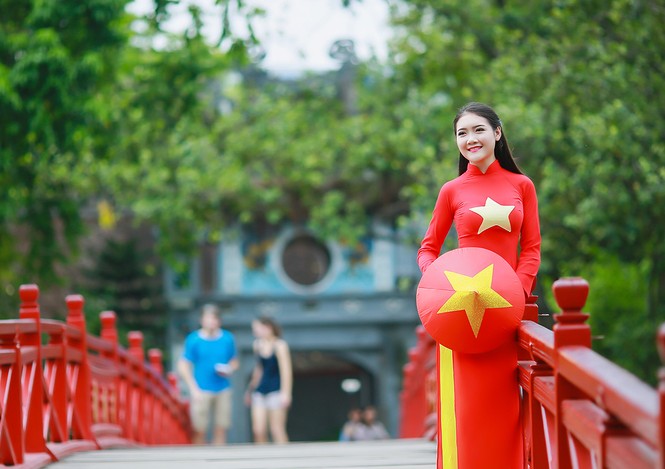 Nữ sinh khoe nét đẹp với áo dài 'Tôi yêu Tổ quốc tôi' - ảnh 18