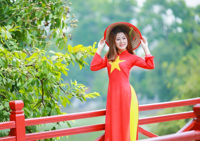 Nữ sinh khoe nét đẹp với áo dài 'Tôi yêu Tổ quốc tôi' - ảnh 21