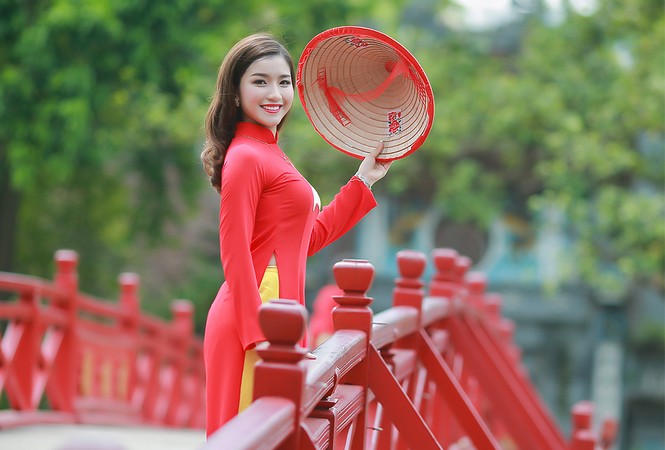 Nữ sinh khoe nét đẹp với áo dài 'Tôi yêu Tổ quốc tôi' - ảnh 23