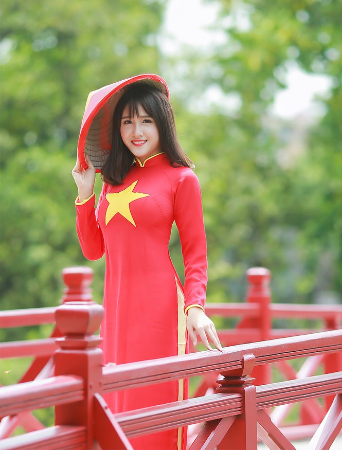 Nữ sinh khoe nét đẹp với áo dài 'Tôi yêu Tổ quốc tôi' - ảnh 11