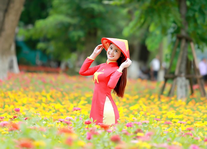 Nữ sinh khoe nét đẹp với áo dài 'Tôi yêu Tổ quốc tôi' - ảnh 15