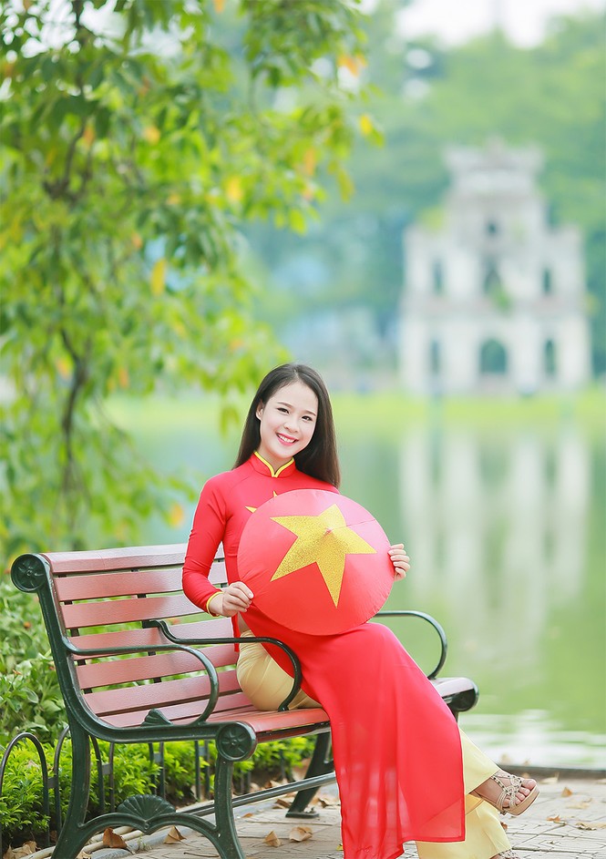Nữ sinh khoe nét đẹp với áo dài 'Tôi yêu Tổ quốc tôi' - ảnh 6