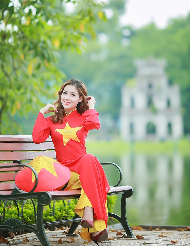 Nữ sinh khoe nét đẹp với áo dài 'Tôi yêu Tổ quốc tôi' - ảnh 5