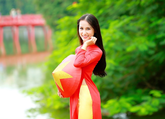 Nữ sinh khoe nét đẹp với áo dài 'Tôi yêu Tổ quốc tôi' - ảnh 4