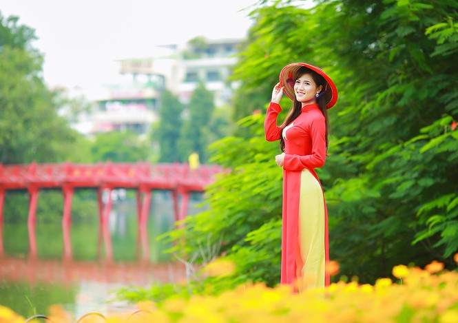Nữ sinh khoe nét đẹp với áo dài 'Tôi yêu Tổ quốc tôi' - ảnh 3