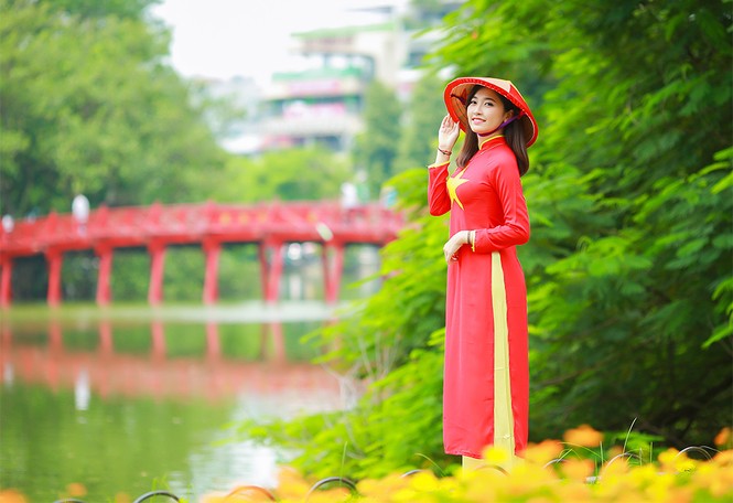 Nữ sinh khoe nét đẹp với áo dài 'Tôi yêu Tổ quốc tôi' - ảnh 2