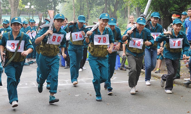 Xem nam nữ dân quân tự vệ tháo lắp súng, sơ cứu thương - ảnh 3