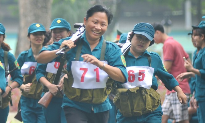 Xem nam nữ dân quân tự vệ tháo lắp súng, sơ cứu thương - ảnh 6