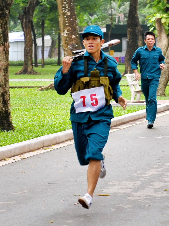Xem nam nữ dân quân tự vệ tháo lắp súng, sơ cứu thương - ảnh 7
