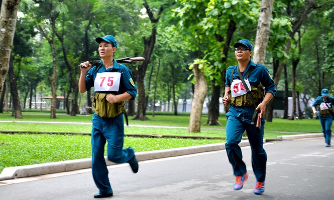 Xem nam nữ dân quân tự vệ tháo lắp súng, sơ cứu thương - ảnh 10