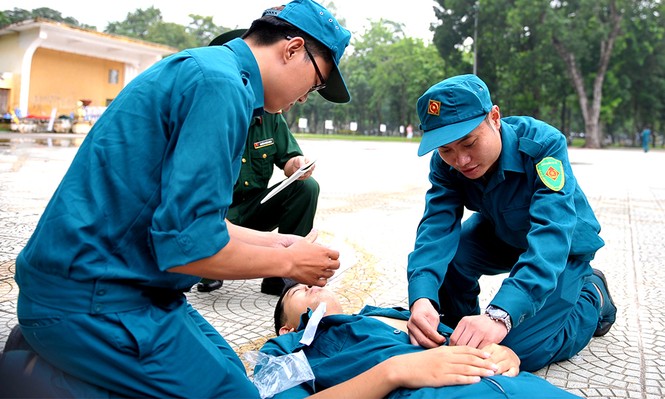 Xem nam nữ dân quân tự vệ tháo lắp súng, sơ cứu thương - ảnh 2