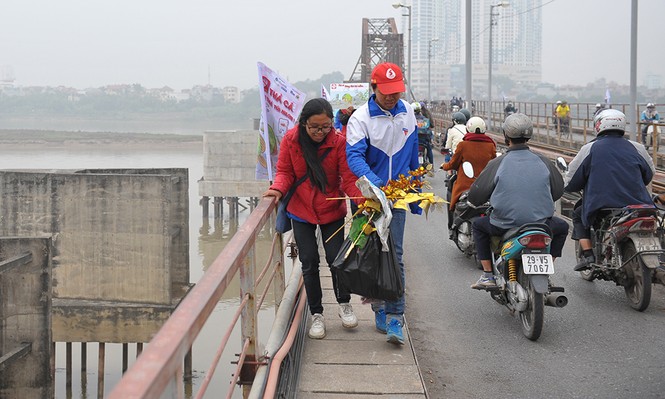 Giới trẻ Hà thành giúp người dân thả cá tiễn ông Táo - ảnh 6
