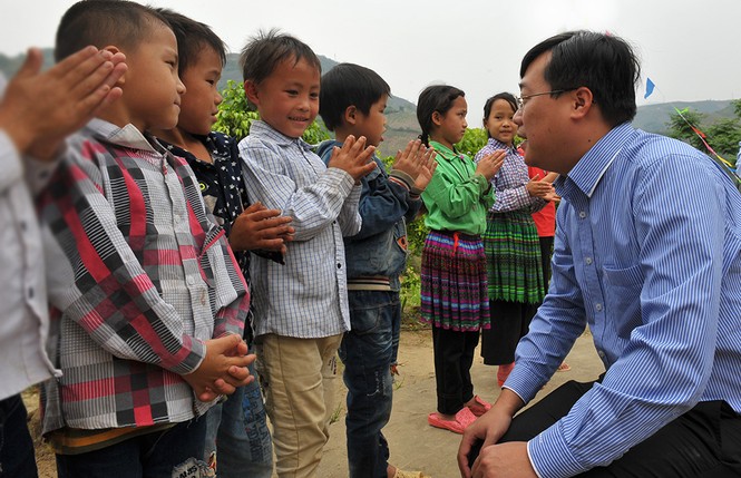 T.Ư Đoàn tặng quà học sinh Lũng Pô - 'nơi sông Hồng chảy vào đất Việt' - ảnh 2