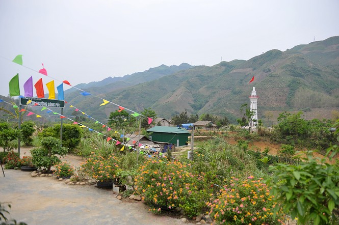 T.Ư Đoàn tặng quà học sinh Lũng Pô - 'nơi sông Hồng chảy vào đất Việt' - ảnh 1