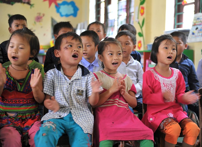 T.Ư Đoàn tặng quà học sinh Lũng Pô - 'nơi sông Hồng chảy vào đất Việt' - ảnh 4