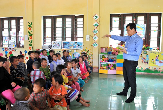 T.Ư Đoàn tặng quà học sinh Lũng Pô - 'nơi sông Hồng chảy vào đất Việt' - ảnh 10