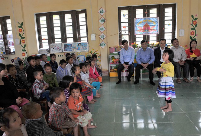 T.Ư Đoàn tặng quà học sinh Lũng Pô - 'nơi sông Hồng chảy vào đất Việt' - ảnh 3