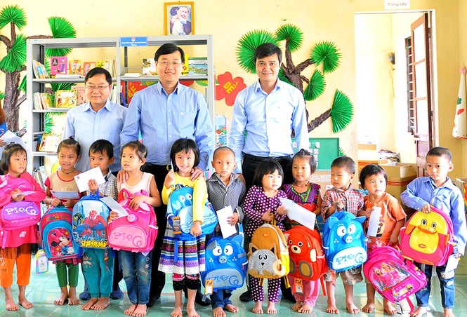 T.Ư Đoàn tặng quà học sinh Lũng Pô - 'nơi sông Hồng chảy vào đất Việt' - ảnh 5