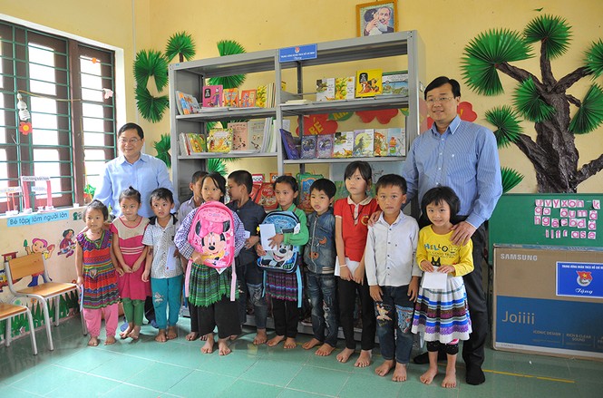 T.Ư Đoàn tặng quà học sinh Lũng Pô - 'nơi sông Hồng chảy vào đất Việt' - ảnh 7