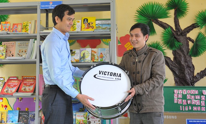 T.Ư Đoàn tặng quà học sinh Lũng Pô - 'nơi sông Hồng chảy vào đất Việt' - ảnh 9