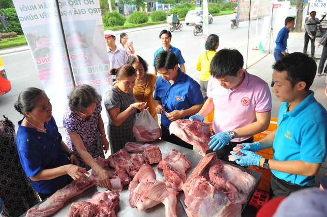 Áo xanh tình nguyện hỗ trợ hộ chăn nuôi, trợ giá người tiêu dùng - ảnh 1