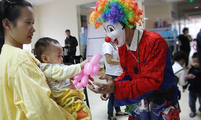 Mang niềm vui đến với các bệnh nhi tại bệnh viên Đa khoa Phố Nối - ảnh 2