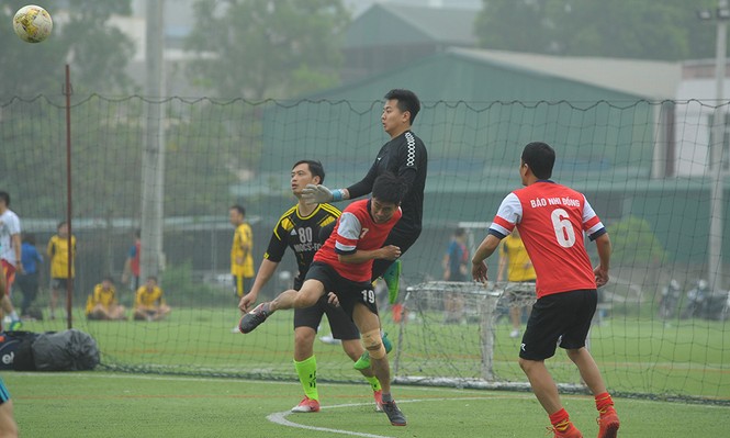 Sôi nổi giải bóng đá Cup Đoàn kết - ảnh 7