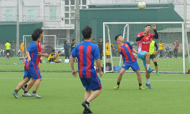 Sôi nổi giải bóng đá Cup Đoàn kết - ảnh 5