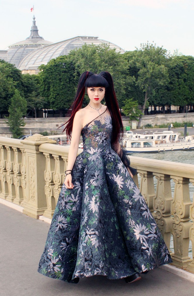 Siêu mẫu Việt lộng lẫy trong loạt show tại tuần lễ thời trang Paris - ảnh 2