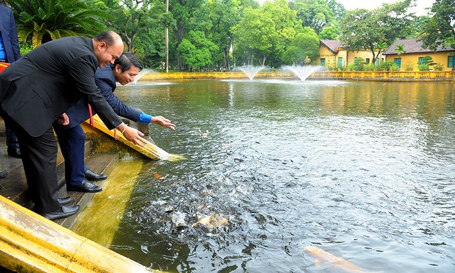 Đoàn đại biểu Hội LHTN Campuchia viếng Lăng Chủ tịch Hồ Chí Minh - ảnh 4