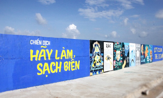 Giới trẻ hoàn thành bức tường vẽ thiết kế poster 'Hãy làm sạch biển' - ảnh 1