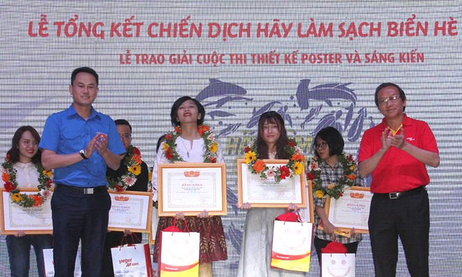 Giới trẻ hoàn thành bức tường vẽ thiết kế poster 'Hãy làm sạch biển' - ảnh 4