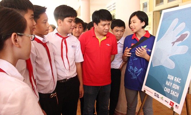 Giới trẻ hoàn thành bức tường vẽ thiết kế poster 'Hãy làm sạch biển' - ảnh 2